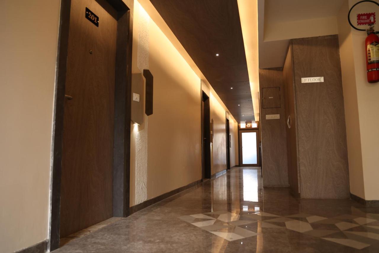 Hotel Pinaka Inn Lakhnau Kültér fotó