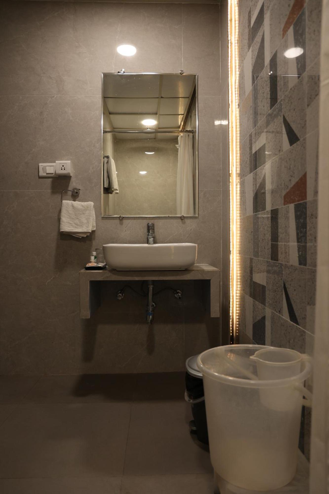 Hotel Pinaka Inn Lakhnau Kültér fotó