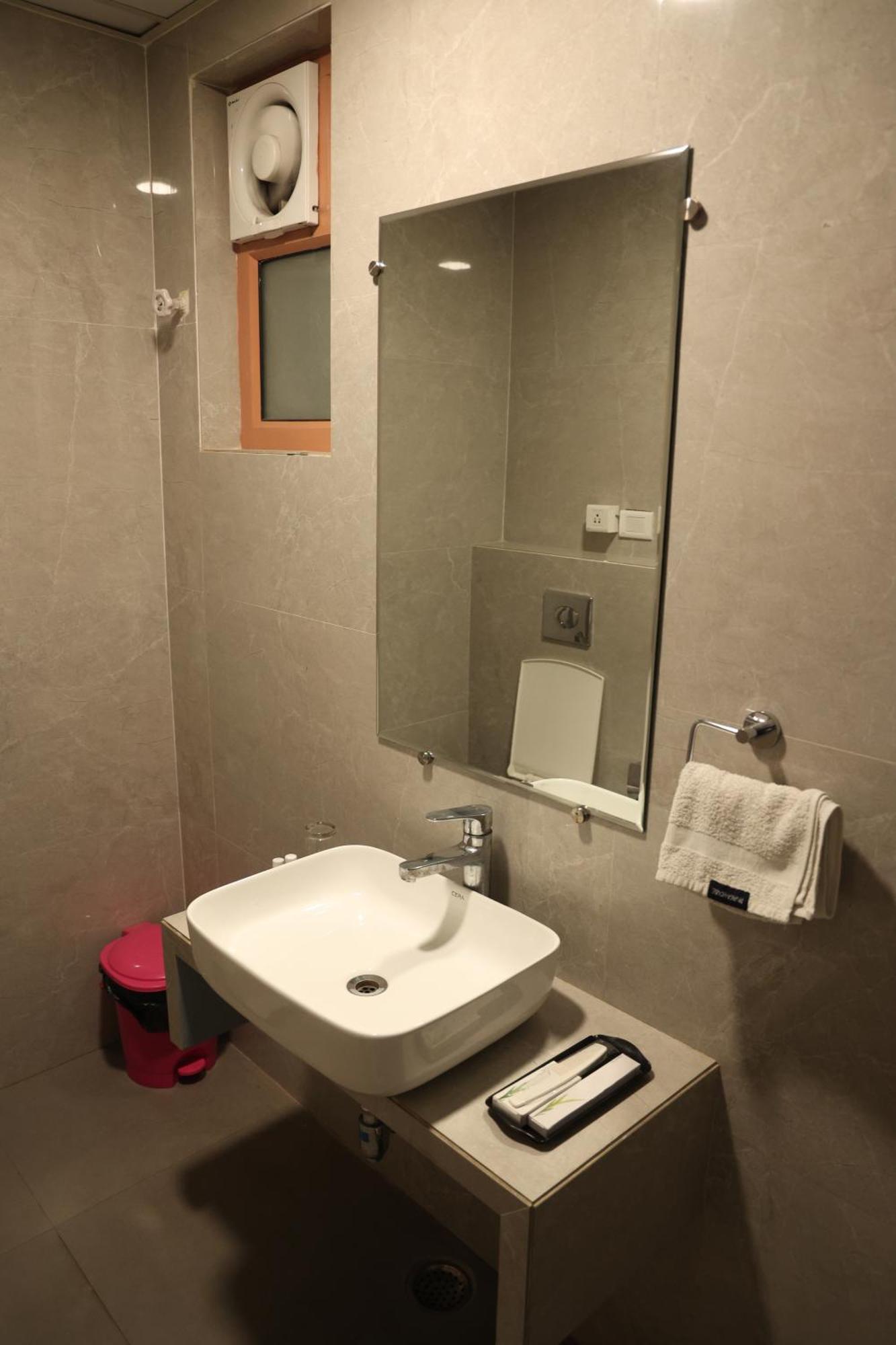 Hotel Pinaka Inn Lakhnau Kültér fotó